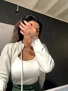 Isabella Varella online show from 28, 11, 2025