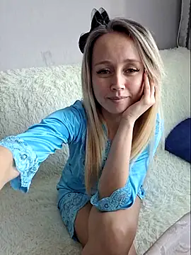 Snapshot of b_l_o_n_d_i_n_k_a chatting on 21, 3, 2025 b l o n d i n k a online show from 21, 3, 2025