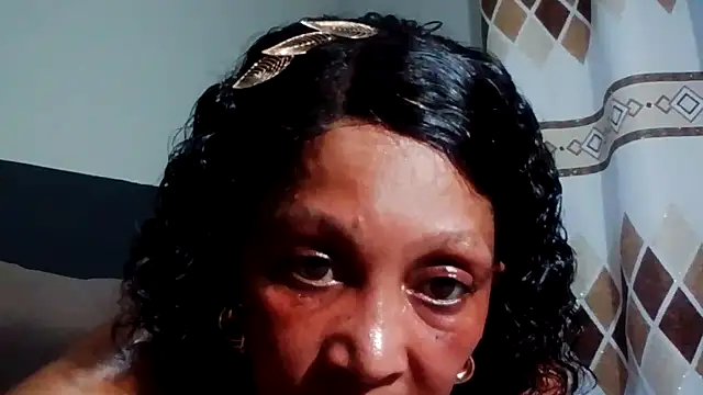Snapshot of JuicyBigClitt chatting on 8, 10, 2025 JuicyBigClitt online show from 8, 10, 2025