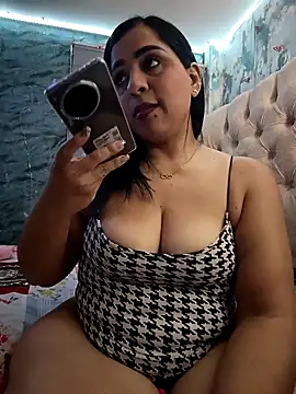 Snapshot of L_ucero chatting on 10, 9, 2025 L ucero online show from 10, 9, 2025