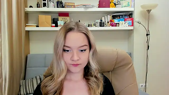 Snapshot of Kara_Smith_ chatting on 5, 1, 2025 Kara Smith online show from 5, 1, 2025
