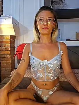cutiejuliex online show from 10, 6, 2026