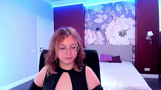 Snapshot of AngelinaLow chatting on 10, 9, 2025 AngelinaLow online show from 10, 9, 2025