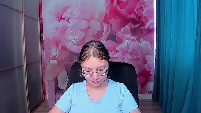 Snapshot of AngelinaLow chatting on 23, 9, 2025 AngelinaLow online show from 23, 9, 2025