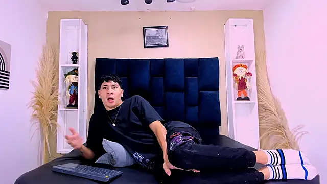 Jhojan twink online show from 9, 10, 2025