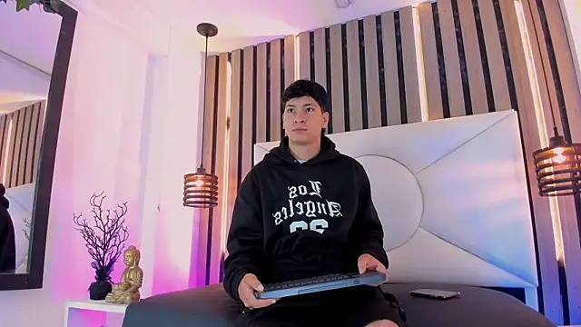 Jhojan twink online show from 5, 11, 2025