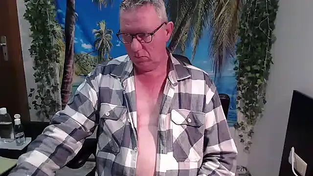 Snapshot of JamesBauer chatting on 1, 12, 2025 JamesBauer online show from 1, 12, 2025