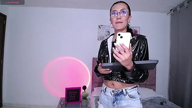 emma glowof online show from 30, 9, 2025