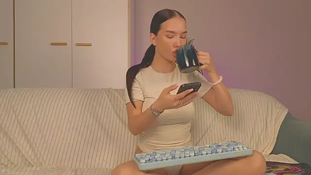 EmiliaDroll online show from 19, 10, 2025