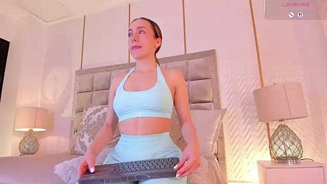 Snapshot of laurencarter1 chatting on 8, 11, 2025 laurencarter1 online show from 8, 11, 2025