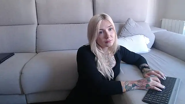 Snapshot of tattoobbgirl chatting on 22, 9, 2025 tattoobbgirl online show from 22, 9, 2025