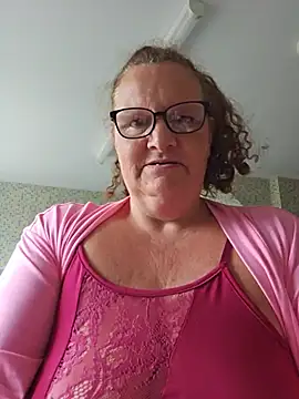 Snapshot of MissQueenBeex chatting on 4, 7, 2026 MissQueenBeex online show from 4, 7, 2026
