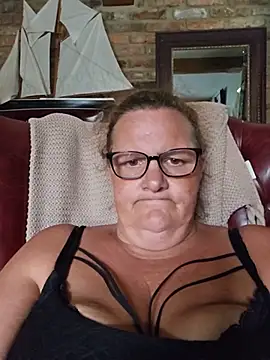 Snapshot of MissQueenBeex chatting on 6, 7, 2026 MissQueenBeex online show from 6, 7, 2026