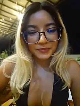 Snapshot of Pretty_roxxyy chatting on 25, 4, 2026 Pretty roxxyy online show from 25, 4, 2026