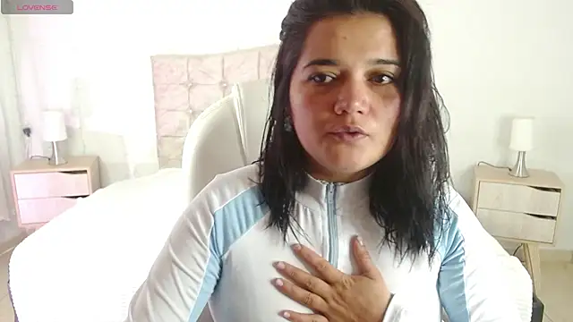 Snapshot of mia_traveluxe chatting on 5, 10, 2025 mia traveluxe online show from 5, 10, 2025