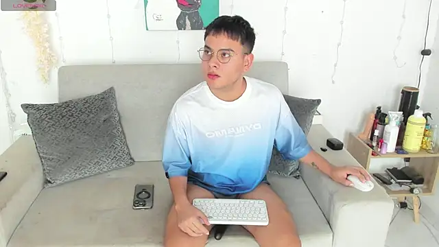 Snapshot of Young_Ben chatting on 6, 6, 2026 Young Ben online show from 6, 6, 2026