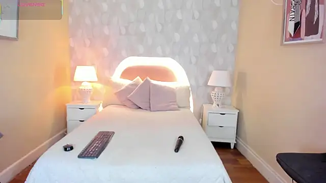 isabella milf  online show from 19, 11, 2025