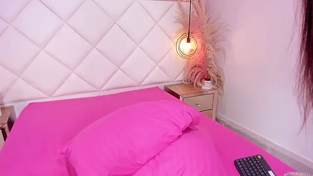 Lucianaa Collins online show from 5, 11, 2025