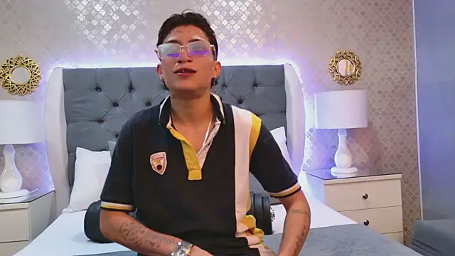 ZoeKrug online show from 16, 12, 2025