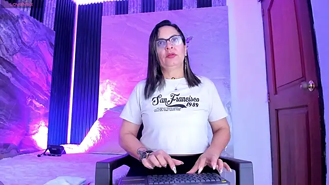 Agatha Pleasure online show from 18, 4, 2026