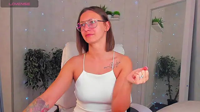 Elina Gravess online show from 16, 9, 2025