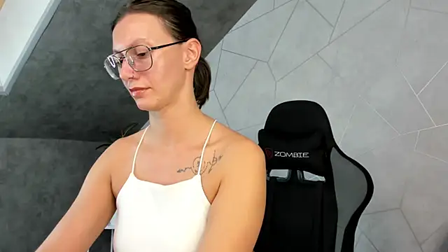 Elina Gravess online show from 20, 9, 2025