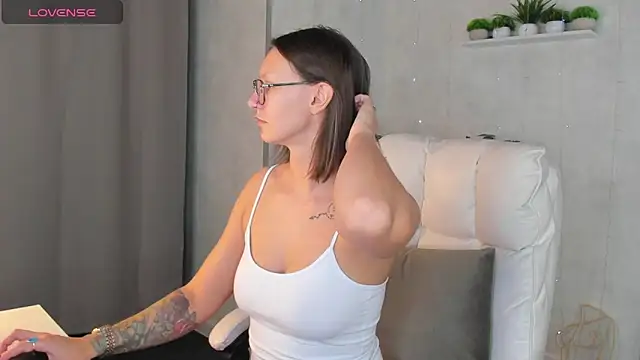 Elina Gravess online show from 7, 10, 2025