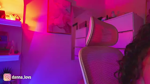 Dannaa Lovs online show from 7, 11, 2025