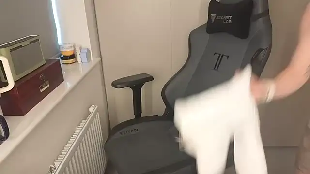 Snapshot of Lilly-Luscious chatting on 21, 10, 2025 Lilly-Luscious online show from 21, 10, 2025