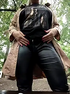 Snapshot of BigAssMom_ chatting on 9, 10, 2025 BigAssMom online show from 9, 10, 2025