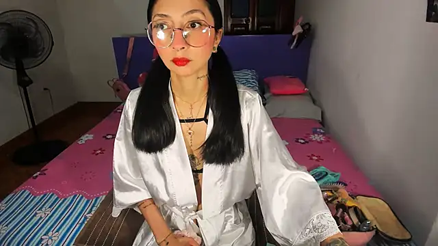 Snapshot of Anais_lux chatting on 17, 5, 2026 Anais lux online show from 17, 5, 2026