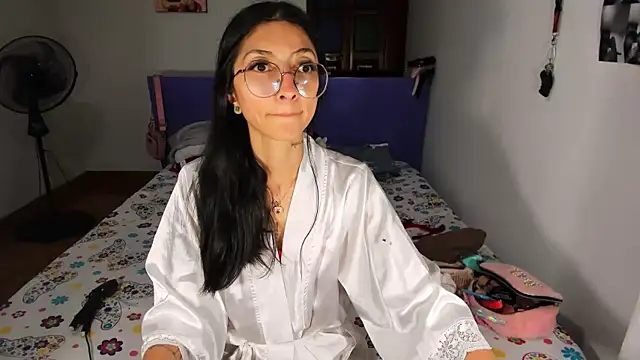 Snapshot of Anais_lux chatting on 4, 6, 2026 Anais lux online show from 4, 6, 2026