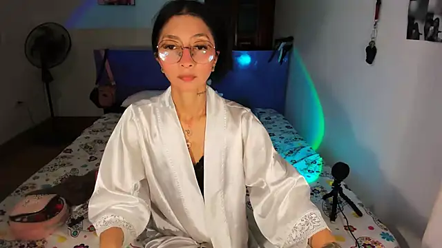 Snapshot of Anais_lux chatting on 6, 6, 2026 Anais lux online show from 6, 6, 2026