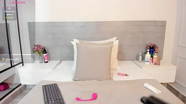 sunnyWhitee online show from 8, 10, 2025