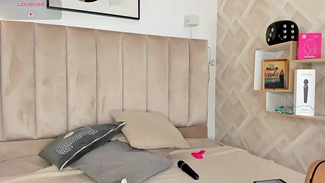 Snapshot of Clhoe_Johnson chatting on 21, 10, 2025 Clhoe Johnson online show from 21, 10, 2025