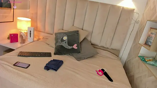 Snapshot of Clhoe_Johnson chatting on 25, 10, 2025 Clhoe Johnson online show from 25, 10, 2025