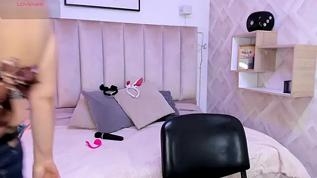 Snapshot of Clhoe_Johnson chatting on 28, 10, 2025 Clhoe Johnson online show from 28, 10, 2025