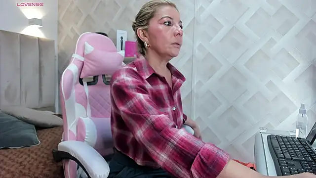 Snapshot of Clhoe_Johnson chatting on 5, 3, 2026 Clhoe Johnson online show from 5, 3, 2026