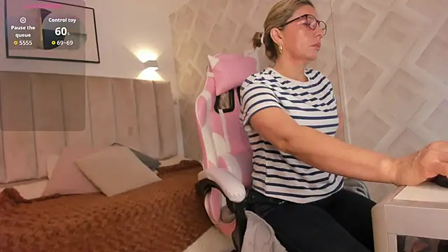 Snapshot of Clhoe_Johnson chatting on 4, 4, 2026 Clhoe Johnson online show from 4, 4, 2026