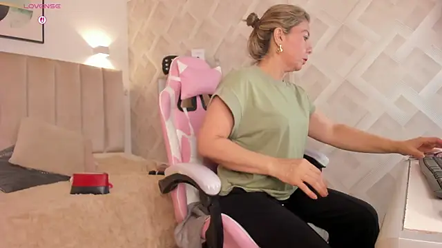 Snapshot of Clhoe_Johnson chatting on 11, 4, 2026 Clhoe Johnson online show from 11, 4, 2026