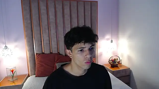 Snapshot of Enzo_Hunter chatting on 11, 10, 2025 Enzo Hunter online show from 11, 10, 2025