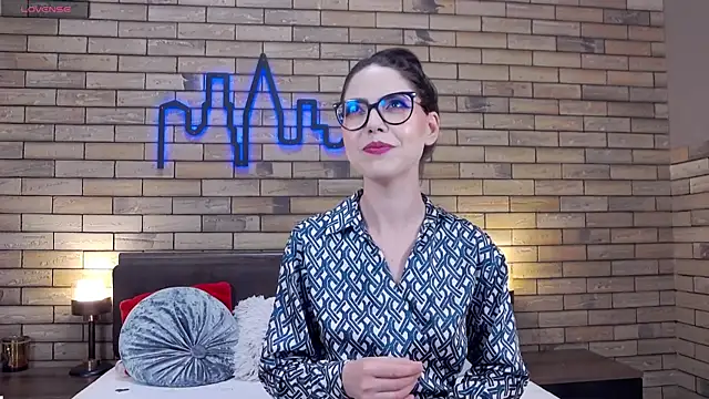 KaylaLewys online show from 8, 9, 2025