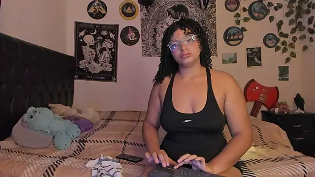 Snapshot of chloe_kisses chatting on 3, 10, 2025 chloe kisses online show from 3, 10, 2025