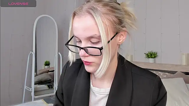Snapshot of Carolin_Miller chatting on 23, 9, 2025 Carolin Miller online show from 23, 9, 2025