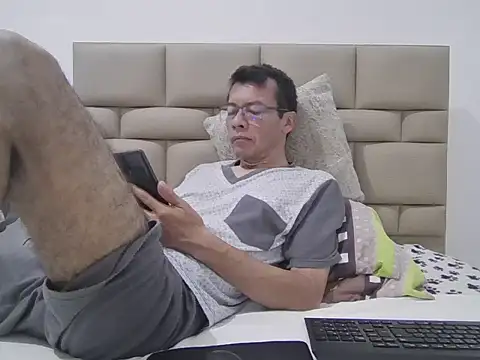 skinnylatino51 online show from 10, 4, 2026