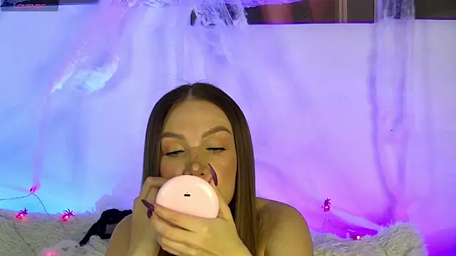 AlysonHuxley  online show from 3, 11, 2025