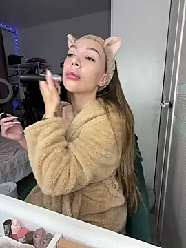 AlysonHuxley  online show from 7, 2, 2026