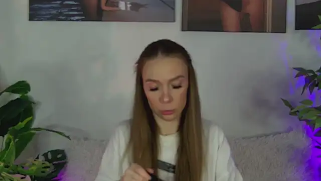 AlysonHuxley  online show from 6, 4, 2026