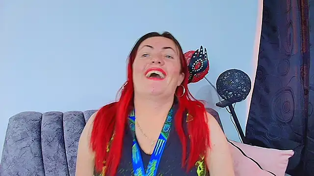 carolinhe  online show from 10, 10, 2025