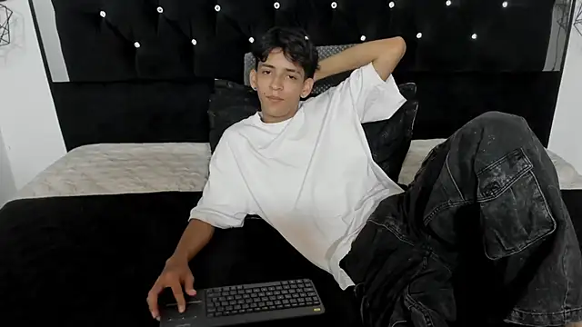 Sebas cat online show from 2, 2, 2026